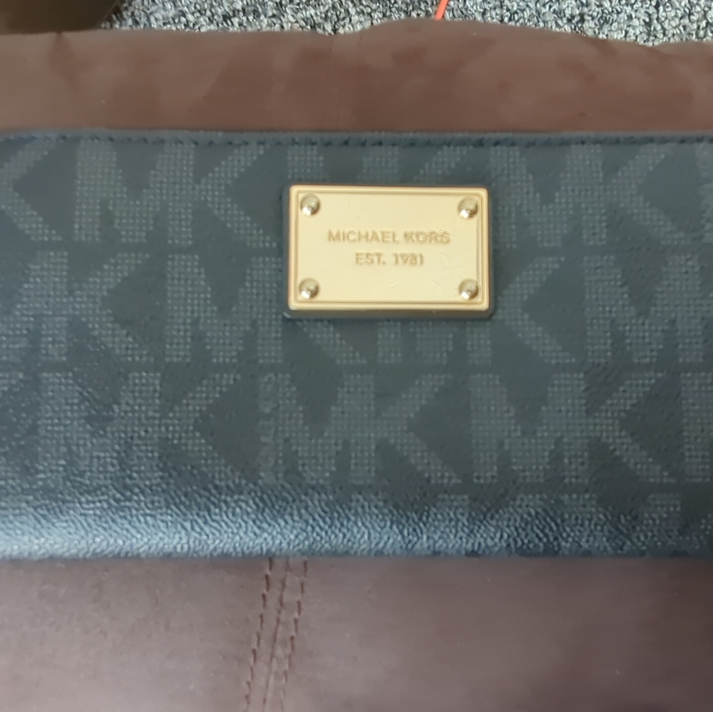 Michael kors oversized leather wallet black